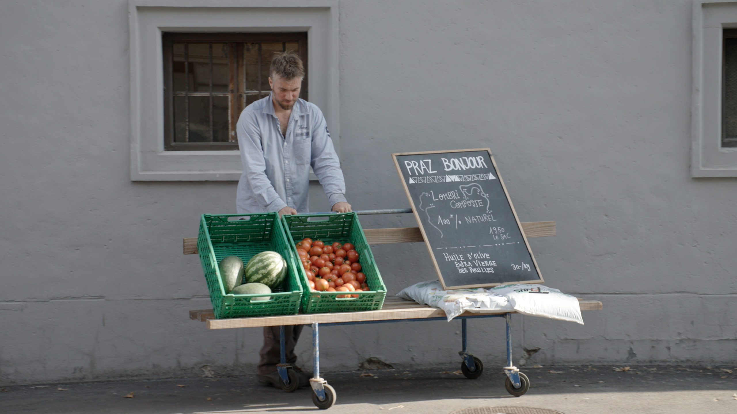 Antoine prépare une récolte de légumes et de fruits de Praz Bonjour